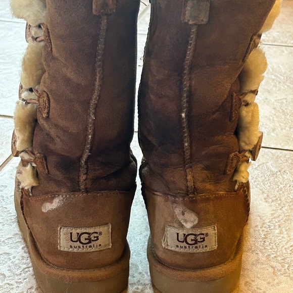 UGG Bailey Button Triplet Youth Size 1  Chestnut - Picture 7 of 7